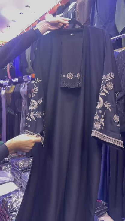 Abaya design on the hands